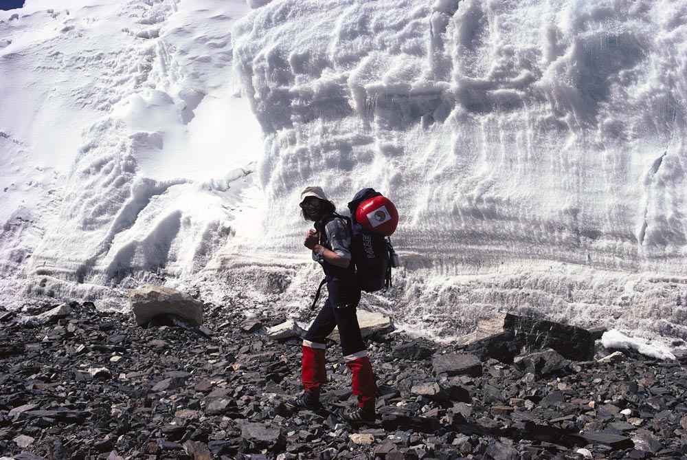 Reinhold Messner ist am East Rombuk Glacier an  Nordseite des Everest unterwegs, 1980.