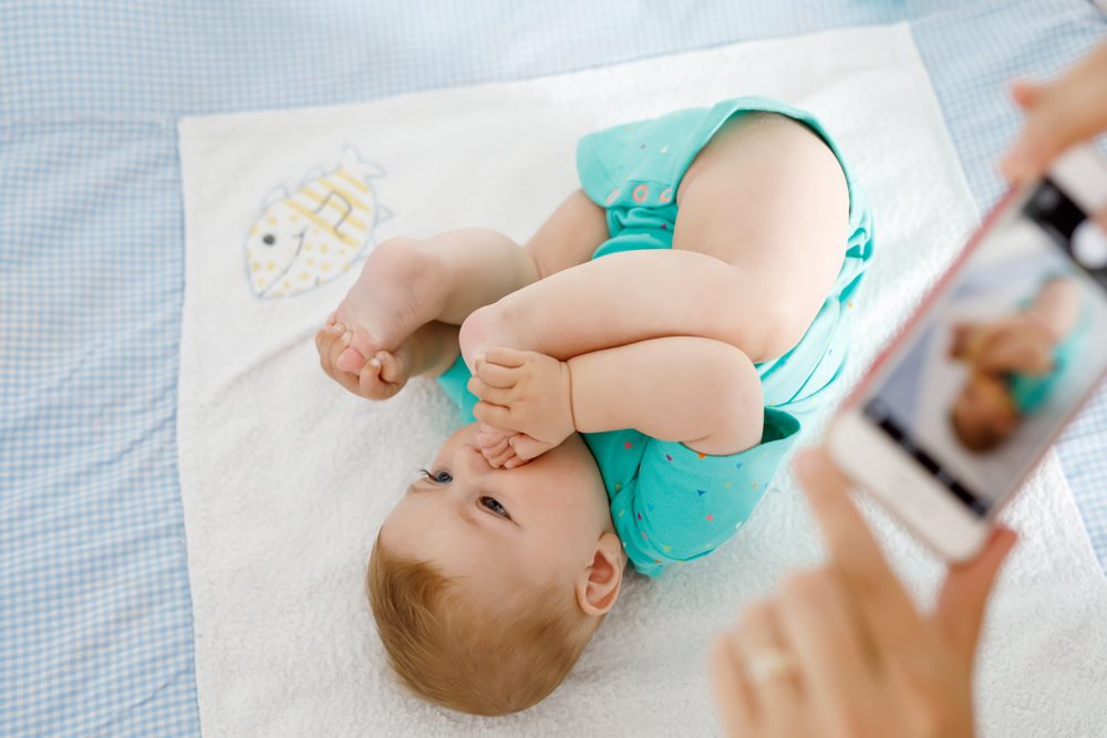 Mutter macht Foto von Baby