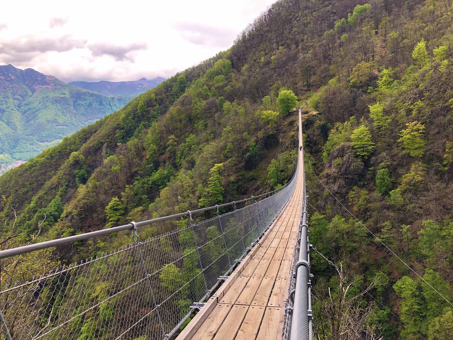 Die Tibetische Brücke «Carasc» beim Monte Carasso ist 270 Meter lang.