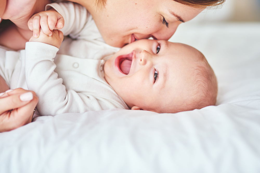 Lachendes Baby  Mutter