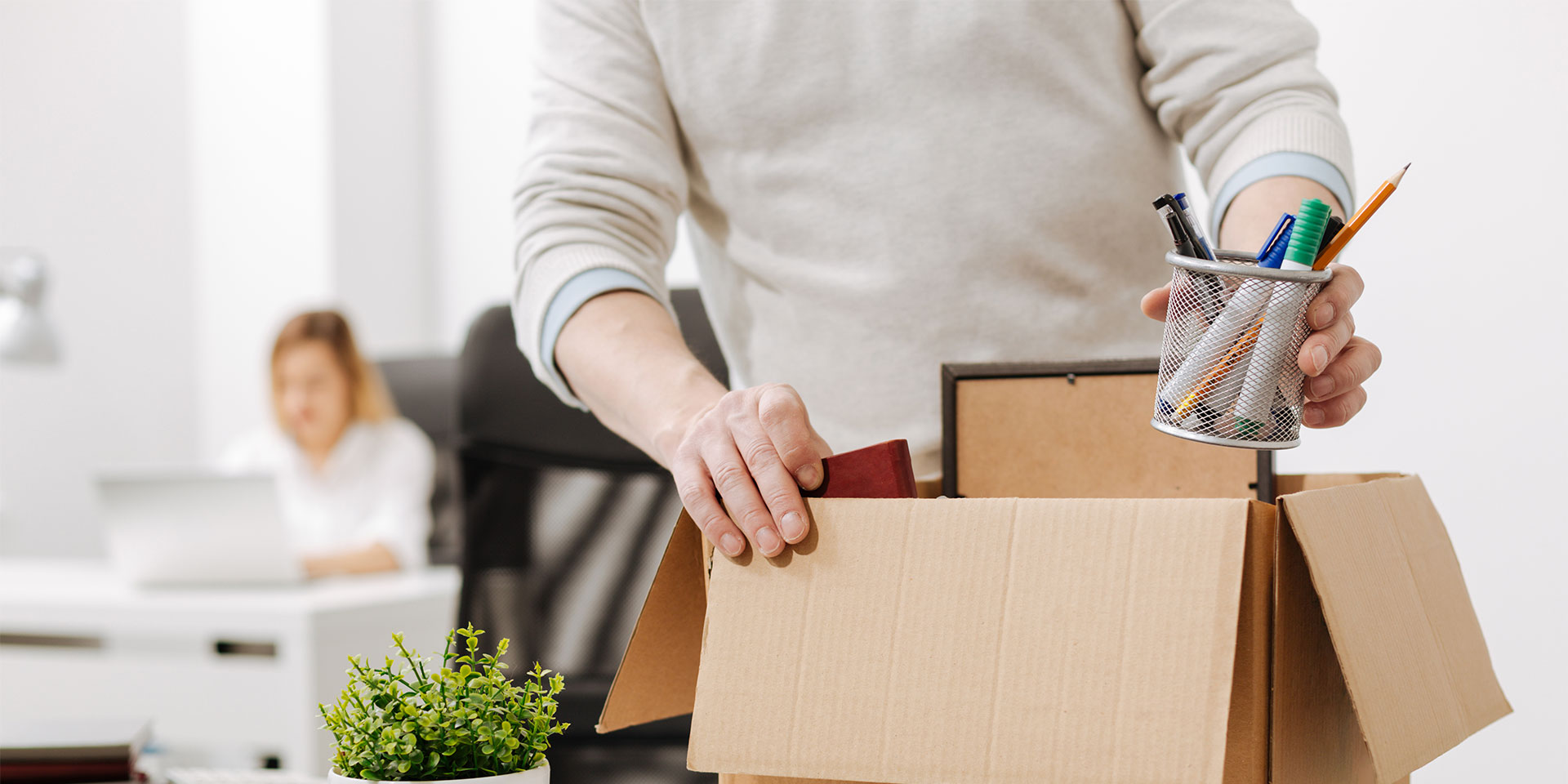 Mitarbeiter packt seine Sachen