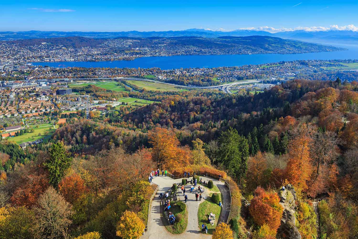 Blick über Zürich und den Zürichsee vom Aussichtsturm auf dem Uetliberg aus.