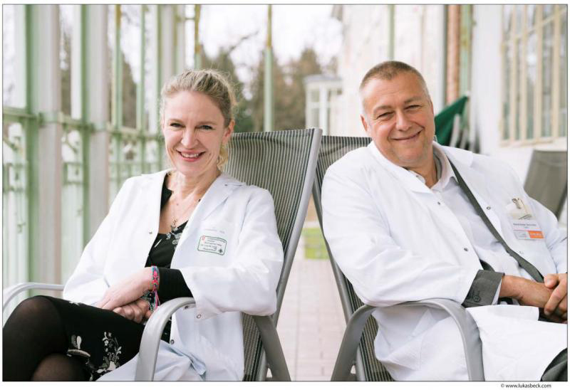 Suchtmedizin Iris Zachenhofer Shird Schindler auf Terrasse