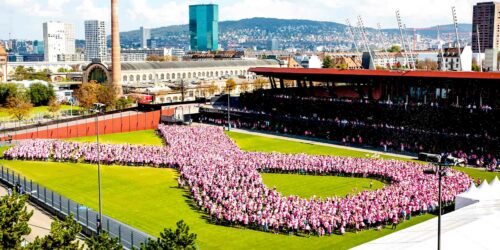 5000 Menschen formen im Stadion Letzigrund eine pinkige Solidaritätsschleife. Bild: Pink Ribbon Schweiz