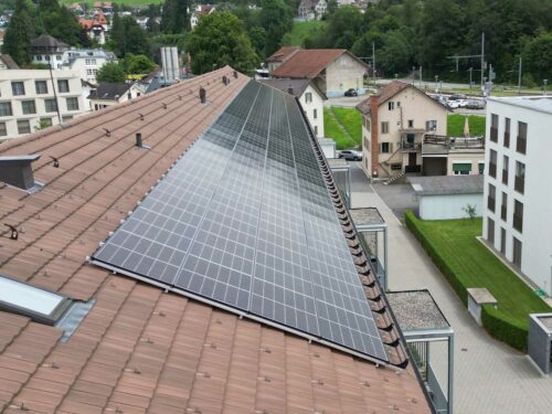 Solarpanels auf einem Dach, Energielösung, Agrola