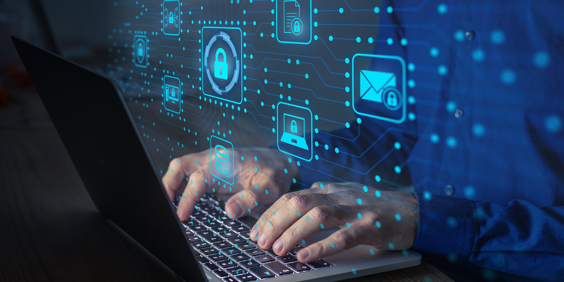 ingénieur informatique en cybersécurité travaillant à la protection des réseaux contre les cyberattaques des pirates informatiques sur internet. accès sécurisé pour la protection de la vie privée et des données personnelles en ligne. mains tapant sur le clavier et le pcb