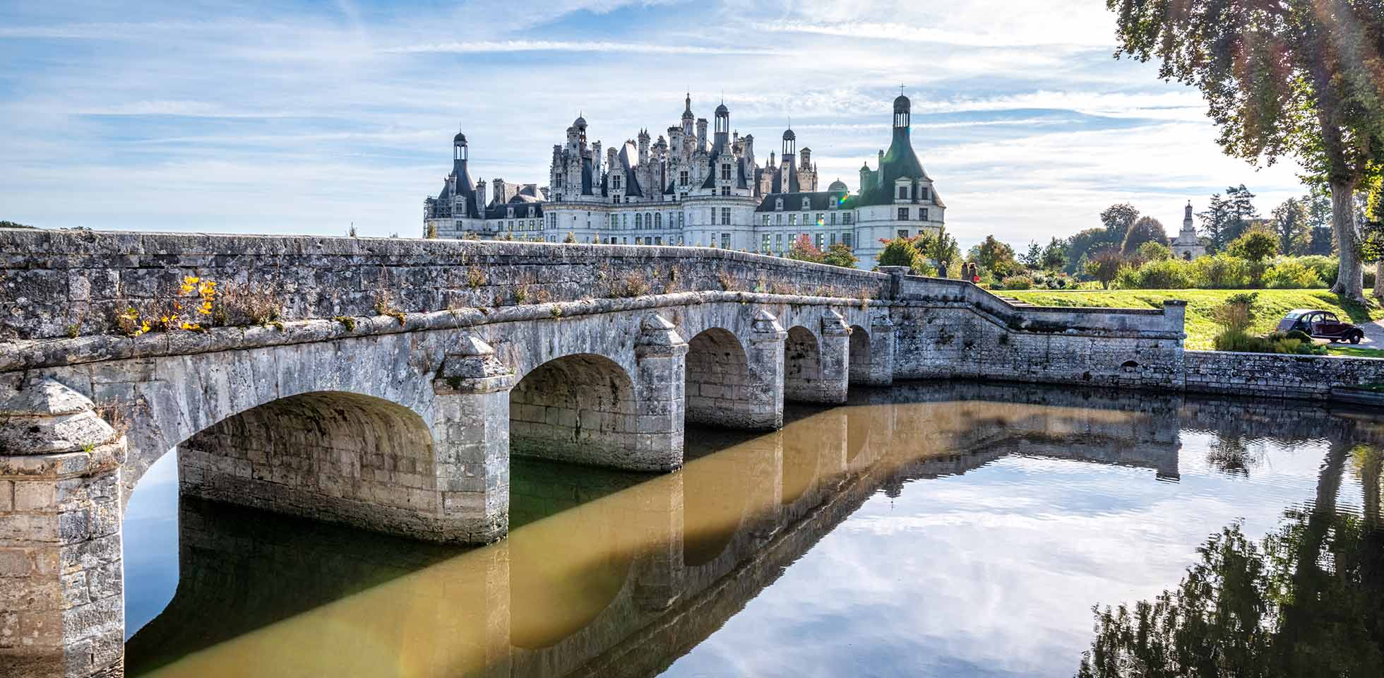 chambord, france - 17 octobre 2021 : château de chambord (1519-1547), l'un des châteaux les plus reconnaissables au monde dans la vallée de la loire et son reflet dans l'eau par une matinée ensoleillée. tourisme éco-responsable