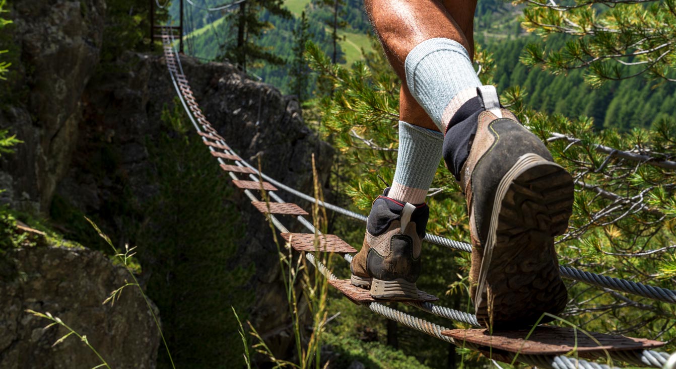 Blickwinkel (POV) eines Mannes auf einem Klettersteig im Wald, Schnalstal, Ötztaler Alpen, Provinz Bozen, Südtirol, Italien