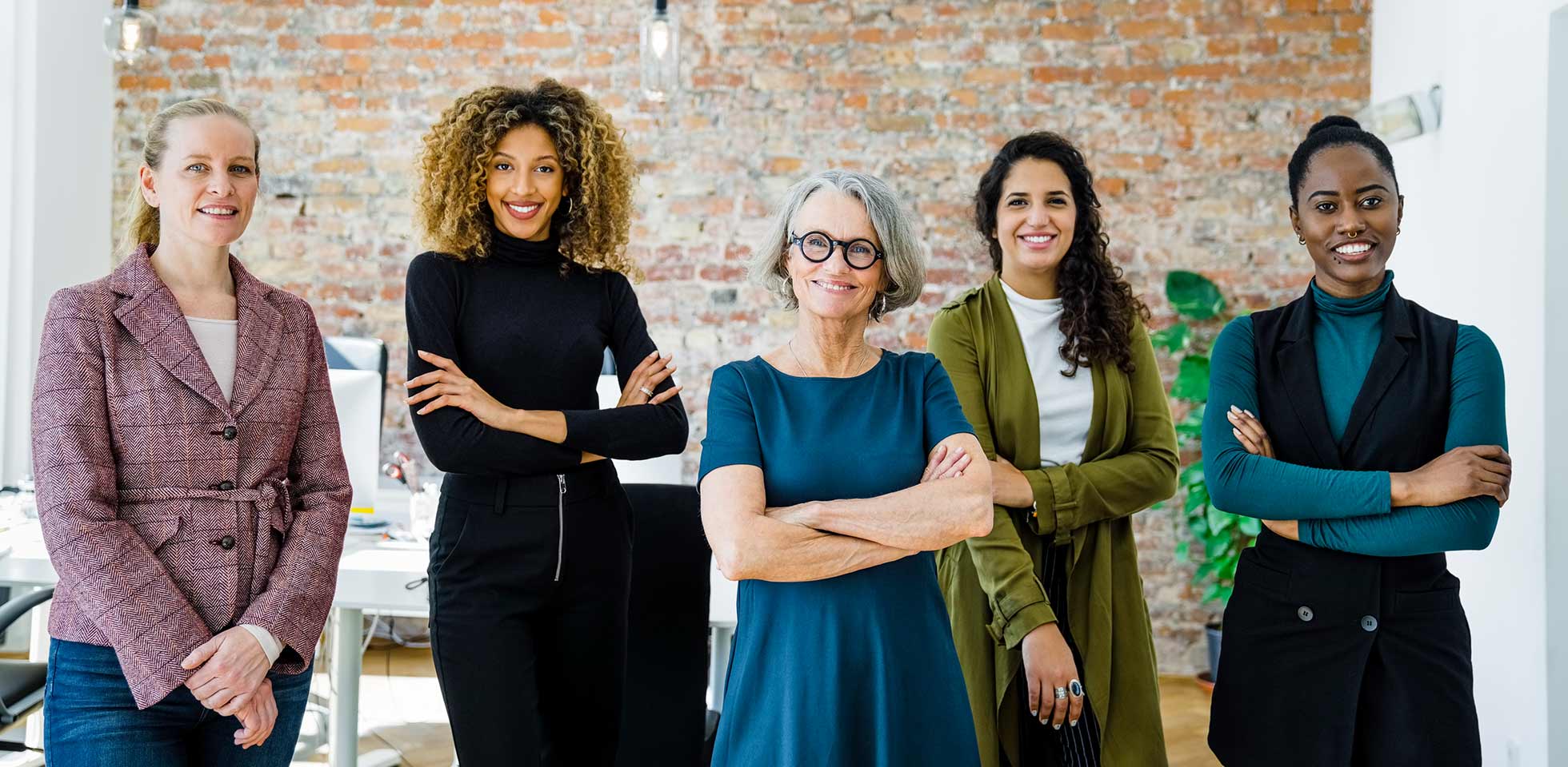 portrait d'une équipe féminine performante au bureau. un groupe d'affaires multiracial debout, regardant ensemble vers l'appareil photo.