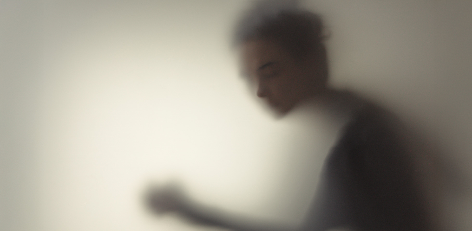 silhouette d'une femme triste méconnaissable. concept de problèmes relationnels, violence conjugale