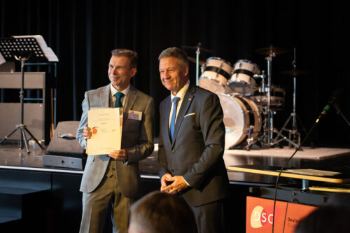 De gauche à droite: Dieter Greulich, directeur d’école et Markus Potzel, Ambassadeur d’Allemagne et du Liechtenstein en Suisse. 