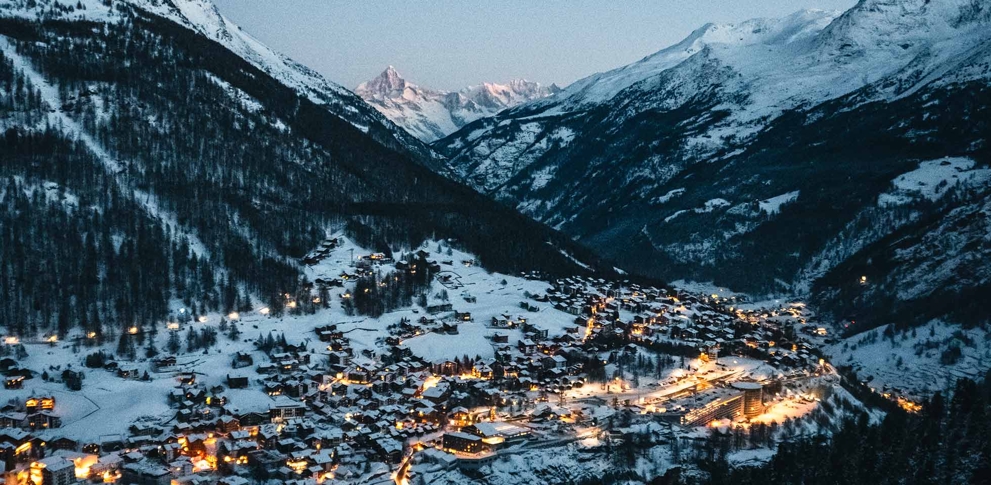 vue aérienne d'une station de ski la nuit en hiver, saas fee, canton du valais, alpes suisses