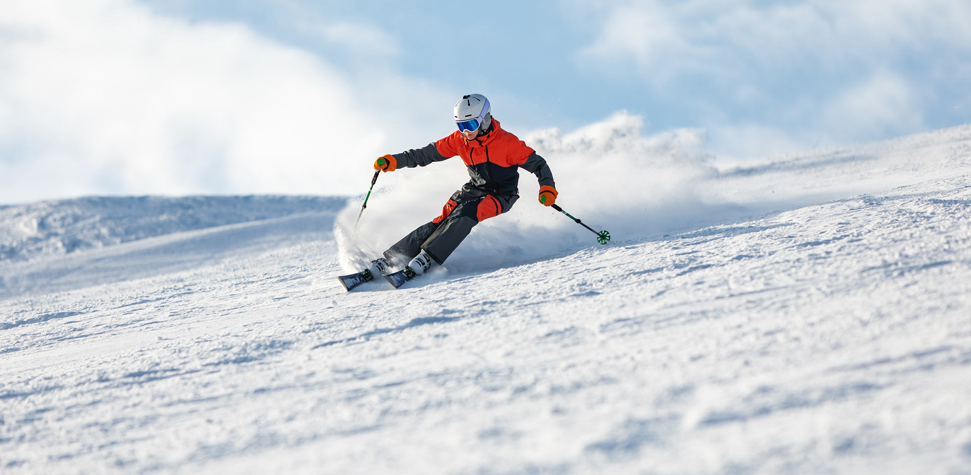 adolescent passant ses vacances d'hiver à skier à la montagne