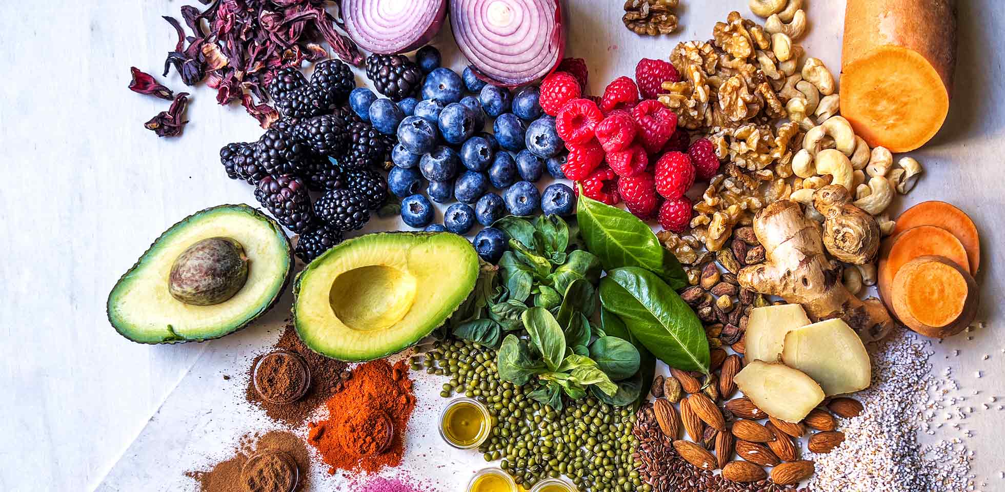 légumes, fruits, légumineuses, noix et épices multicolores sur bois. alimentation