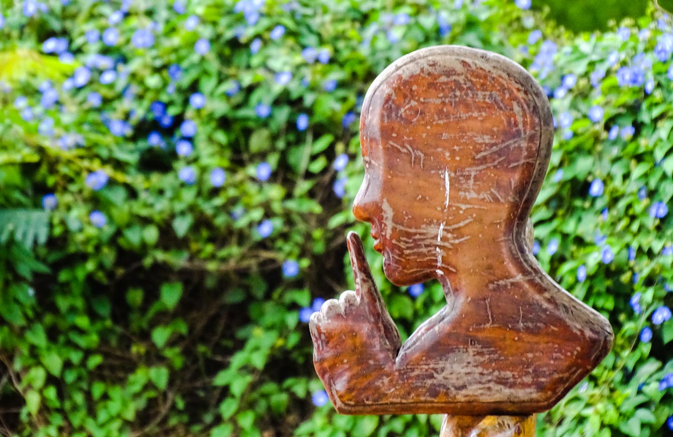 Schild „Ruhe bitte“ aus Holz mit Naturhintergrund