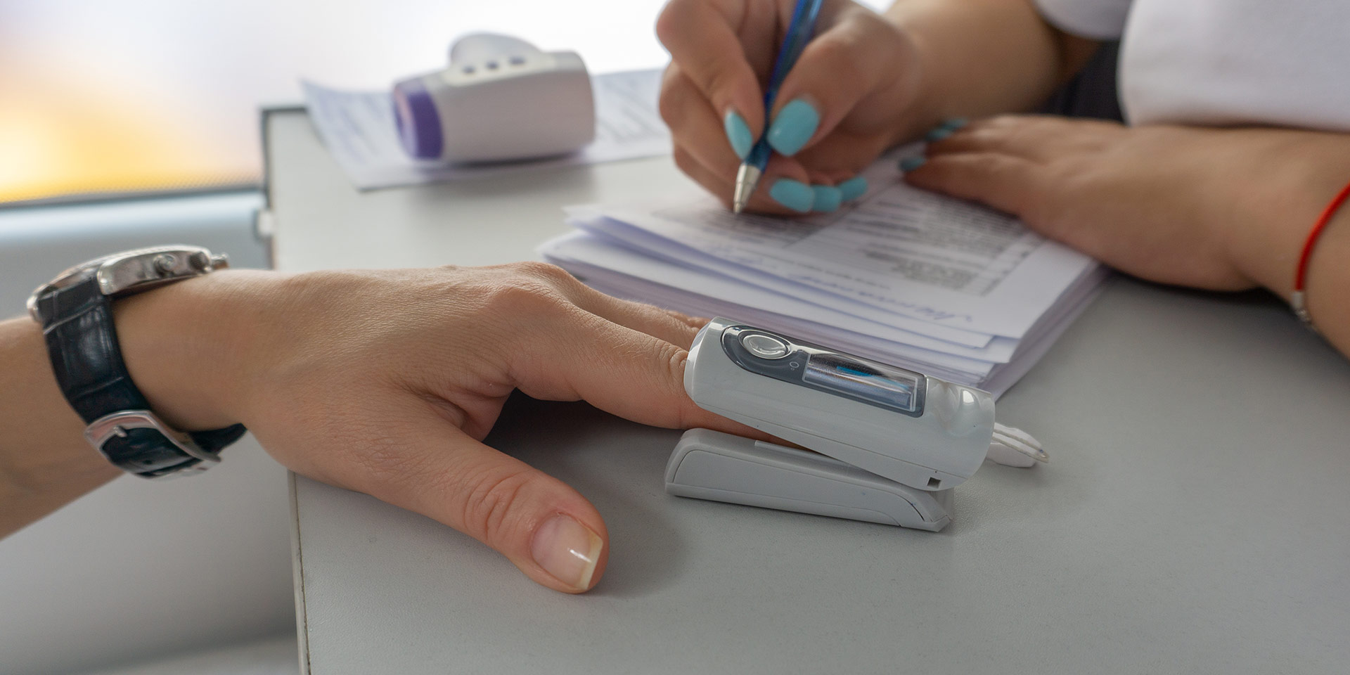 pulse oximeter. pulse oximeter on the patient's finger. measurement of indicators using a pulse oximeter.