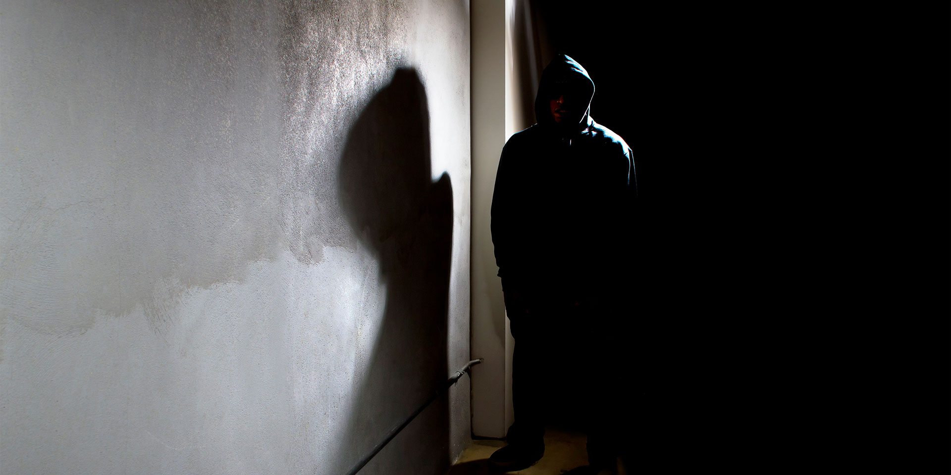 stalker in einer dunklen alley