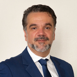 Dr Christos MaragkoudakisMédecin pneumologue spécialisé en médecine du sommeil, directeur de Vein Clinic, responsable du Service d’apnées du sommeil et membre de l’European Sleep Research Society (ESRS)