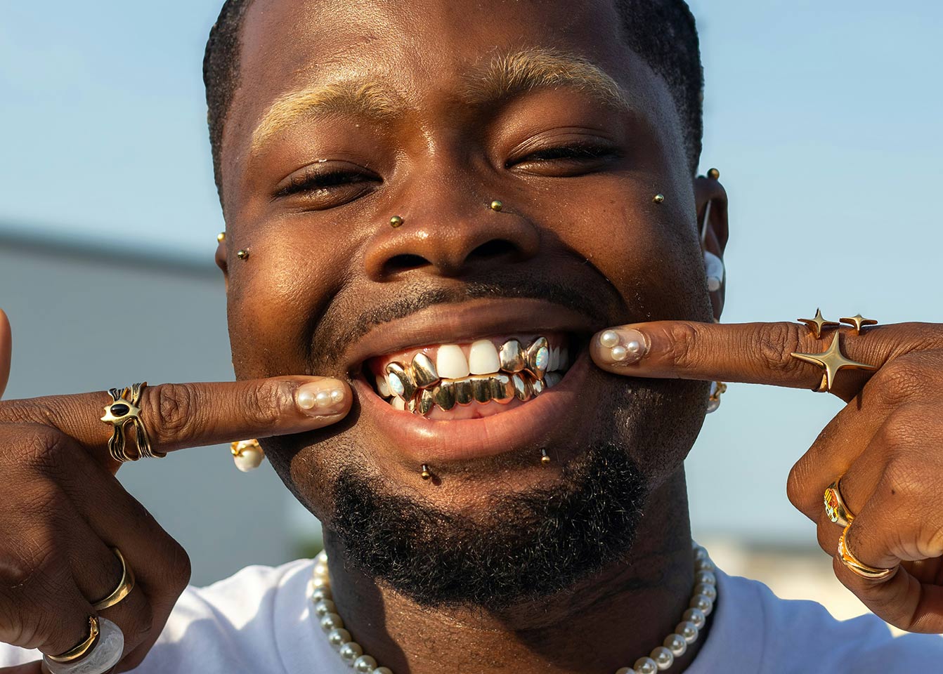 Beispiel moderner Grillz als Ausdruck von Identität und Körperästhetik.