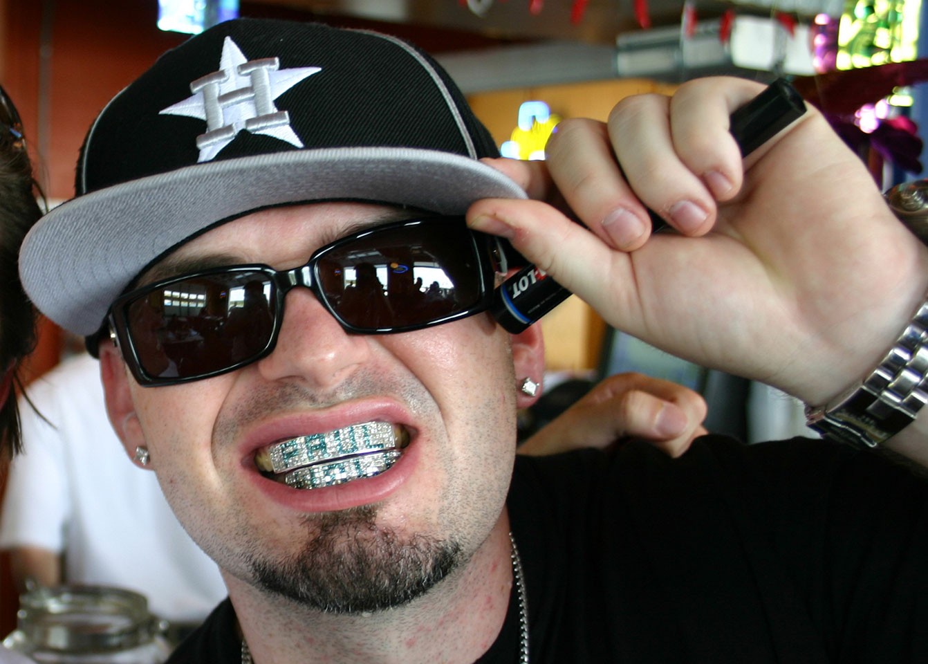 Paul Wall mit diamantbesetzten Grillz